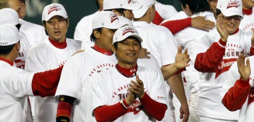 24일 오후 서울 잠실야구장에서 열린 2009 프로야구 한국시리즈 7차전 기아 타이거즈-SK 와이번스 경기 후,  개인 통산 세번째 우승 기쁨을 맛 본 기아 이종범이 팀 동료들과 함께 즐거워 하고 있다. 