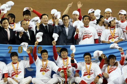 24일 오후 서울 잠실야구장에서 열린 2009 프로야구 한국시리즈 7차전 기아 타이거즈-SK 와이번스 경기 후, 우승을 차지한 기아 선수들과 구단 관계자들이 관중들을 향해 인사를 하고 있다. 