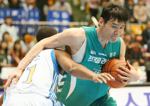  25일 오후 서울 잠실실내체육관에서 열린 2009-2010 프로농구 서울삼성과 원주동부의 경기에서 원주동부 김주성이 드리블을 하고 있다. 