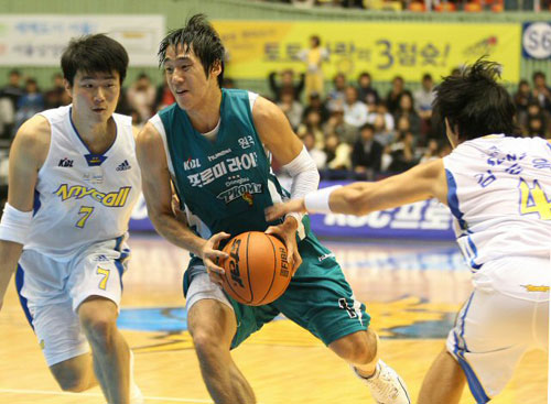  25일 오후 서울 잠실실내체육관에서 열린 2009-2010 프로농구 서울삼성과 원주동부의 경기에서 원주동부 이광재가 드리블을 하고 있다. 