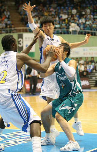 25일 오후 서울 잠실실내체육관에서 열린 2009-2010 프로농구 서울삼성과 원주동부의 경기에서 원주동부 이광재가 슛을 시도하고 있다. 