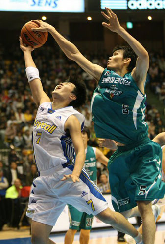  25일 오후 서울 잠실실내체육관에서 열린 2009-2010 프로농구 서울삼성과 원주동부의 경기에서 원주동부 김주성이 서울삼성 강혁의 슛을 막고 있다. 