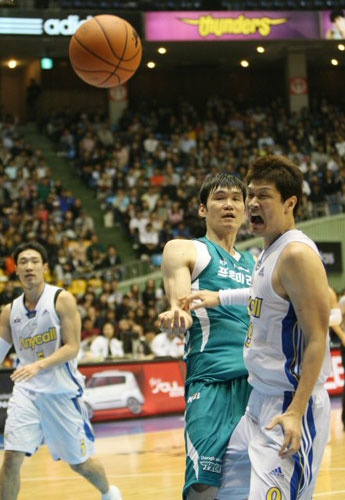  25일 오후 서울 잠실실내체육관에서 열린 2009-2010 프로농구 서울삼성과 원주동부의 경기에서 삼성 이규섭이 동부 김주성의 수비에 막히자 아쉬워 하고 있다. 