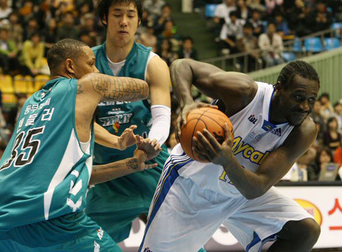 25일 오후 서울 잠실실내체육관에서 열린 2009-2010 프로농구 서울삼성과 원주동부의 경기에서 서울삼성 레더가 드리블을 하고 있다. 