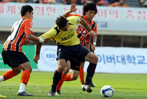  25일 오후 경남창원종합운동장에서 벌어진 프로축구 경남FC-성남 일화의 경기에서 성남 사샤가 문전에서 볼을 잡자 경남 김주영이 유니폼을 잡고 강한 압박 수비를 펴고 있다. 