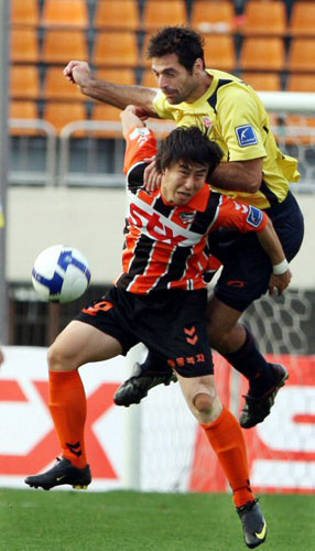 25일 오후 경남창원종합운동장에서 벌어진 프로축구 경남FC-성남 일화의 경기에서 경남 이용래와 성남 사샤가 볼을 다투고 있다. 