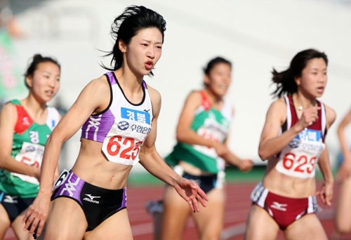 21일 대전 한밭종합운동장에서 열린 전국체전 육상 여자 200m에서 23년만에 한국신기록 23초69 기록하며 우승한 경북 김하나(625)가 질주하고 있다.
 