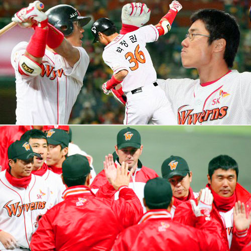 19일 인천문학경기장에서 열린 2009 프로야구 한국시리즈 3차전 SK와 기아와의 경기에서 SK 박정권이 1회말 1사 상황에서 1루타를 치고(위 사진 오른쪽) 3회말 무사 1루 투런 홈런을 친 뒤 기뻐하고 있다. 

박정권의 4안타 4타점의 맹활약에 힘입어 11-6 승리를 거둔 SK 선수들이 기뻐하고 있다. 