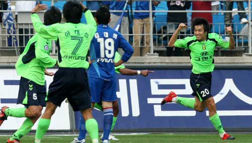 동국 날았지만 ‘정상은 아직’
24일 수원월드컵경기장에서 열린 프로축구 2009 K리그 전북 현대와 수원 삼성의 경기에서 전북 이동국(오른쪽)이 0대1로 뒤진 후반 동점 헤딩슛을 성공시킨 뒤 기뻐하고 있다. 1대1 무승부.
 