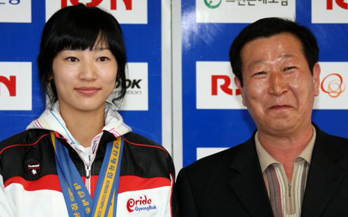 육상 4관왕과 2개의 한국신기록으로 제90회 전국체전 MVP를 차지한 경북 김하나(왼쪽)와 안동시청 오성택 감독이 26일 대전 한밭종합운동장 프레스룸에서 열린 기자회견에서 기념촬영하며 미소짓고 있다. 