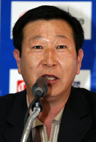 육상 4관왕과 2개의 한국신기록으로 제90회 전국체전 MVP를 차지한 경북 김하나를 지도한 안동시청 오성택 감독이 26일 대전 한밭종합운동장 프레스룸에서 열린 기자회견에서 질문에 답하고 있다. 
