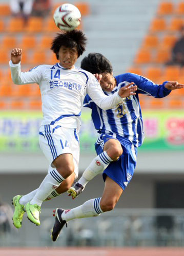 26일 대전 한밭종합운동장에서 열린 제90회 전국체전 축구 남자일반 대전 한국수력원자력-부산교통공사 결승에서 대전 김영남(왼쪽)과 부산 이준희가 공중에서 공을 다투고 있다. 