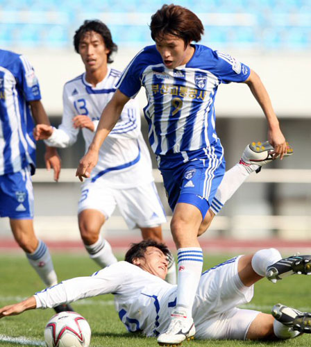  26일 대전 한밭종합운동장에서 열린 제90회 전국체전 축구 남자일반 대전 한국수력원자력-부산교통공사 결승에서 부산 조성무(9)가 대전 김기중의 태클를 뚫고 돌파하고 있다. 