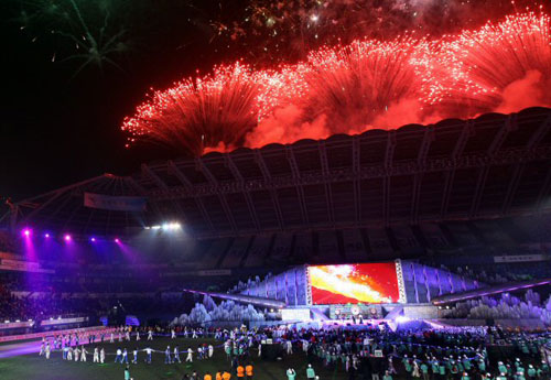 제90회 대전 전국체전이 막을 내린 26일 대전월드컵경기장에서 열린 폐막식에서 불꽃이 아쉬운 폐막을 알리며 대전하늘을 수놓고 있다. 내년 제91회 전국체전은 경남 진주에서 열린다. 