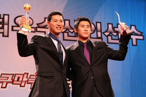  27일 오후 잠실 롯데호텔에서 열린 '2009 CJ마구마구 프로야구 최우수선수(MVP)와 최우수 신인선수 선정 및 각 부문별 시상식'에서 기아 타이거즈 김상현이 최우수선수상(왼쪽)을 두산 베어스 이용찬이 최우수 신인선수상을 수상하고 있다.
 