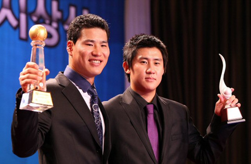 27일 오후 잠실 롯데호텔에서 열린 '2009 CJ마구마구 프로야구 최우수선수(MVP)와 최우수 신인선수 선정 및 각 부문별 시상식'에서 기아 타이거즈 김상현이 최우수선수상(왼쪽)을 두산 베어스 이용찬이 최우수 신인선수상을 수상하고 있다. 