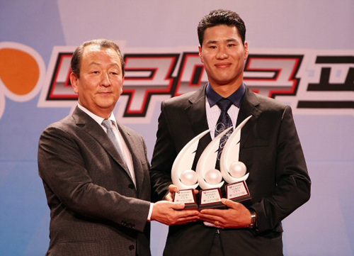 27일 오후 잠실 롯데호텔에서 열린 '2009 CJ마구마구 프로야구 최우수선수(MVP)와 최우수 신인선수 선정 및 각 부문별 시상식'에서 홈런(36개), 타점(127타점), 장타율(6할3푼2리) 3관왕을 차지한 기아 타이거즈 김상현이 수상하고 있다. 