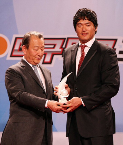 27일 오후 잠실 롯데호텔에서 열린 '2009 CJ마구마구 프로야구 최우수선수(MVP)와 최우수 신인선수 선정 및 각 부문별 시상식'에서 기아 타이거즈 최희섭이 최다득점상을 수상하고 있다. 