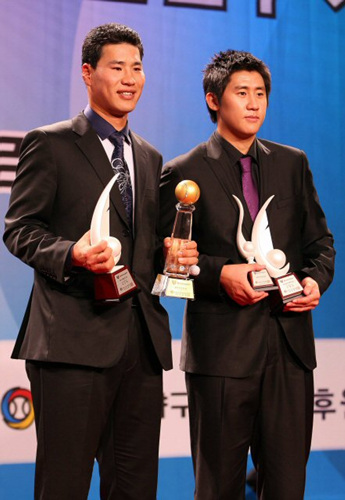 27일 오후 잠실 롯데호텔에서 열린 '2009 CJ마구마구 프로야구 최우수선수(MVP)와 최우수 신인선수 선정 및 각 부문별 시상식'에서 기아 타이거즈 김상현이 최우수선수상(왼쪽)을 두산 베어스 이용찬이 최우수 신인선수상을 수상하고 있다. 