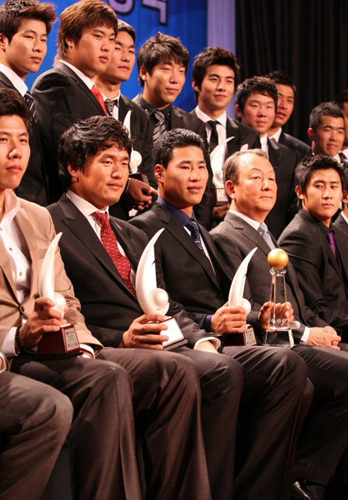 27일 오후 잠실 롯데호텔에서 열린 '2009 CJ마구마구 프로야구 최우수선수(MVP)와 최우수 신인선수 선정 및 각 부문별 시상식'에서 기아 타이거즈 김상현이 최우수선수상을 두산 베어스 이용찬이 최우수 신인선수상을 수상한 가운데 수상자들이 기념사진을 찍고 있다. 
