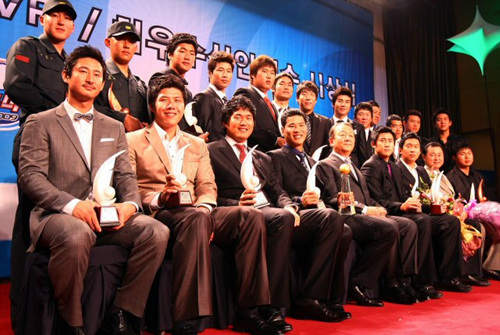 27일 오후 잠실 롯데호텔에서 열린 '2009 CJ마구마구 프로야구 최우수선수(MVP)와 최우수 신인선수 선정 및 각 부문별 시상식'에서 기아 타이거즈 김상현이 최우수선수상을 두산 베어스 이용찬이 최우수 신인선수상을 수상한 가운데 수상자들이 기념사진을 찍고 있다. 