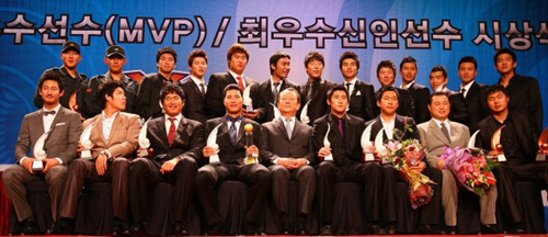 27일 오후 잠실 롯데호텔에서 열린 '2009 CJ마구마구 프로야구 최우수선수(MVP)와 최우수 신인선수 선정 및 각 부문별 시상식'에서 기아 타이거즈 김상현이 최우수선수상을 두산 베어스 이용찬이 최우수 신인선수상을 수상한 가운데 수상자들이 기념사진을 찍고 있다. 