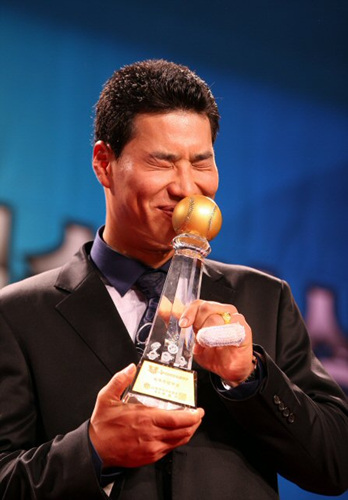 27일 오후 잠실 롯데호텔에서 열린 '2009 CJ마구마구 프로야구 최우수선수(MVP)와 최우수 신인선수 선정 및 각 부문별 시상식'에서 기아 타이거즈 김상현이 최우수선수상을 수상 후 기뻐하고 있다. 