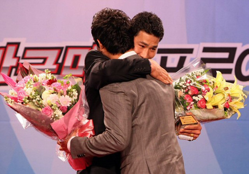 27일 오후 잠실 롯데호텔에서 열린 '2009 CJ마구마구 프로야구 최우수선수(MVP)와 최우수 신인선수 선정 및 각 부문별 시상식'에서 기아 타이거즈 김상현이 최우수선수상을 수상 후 기뻐하고 있다. 