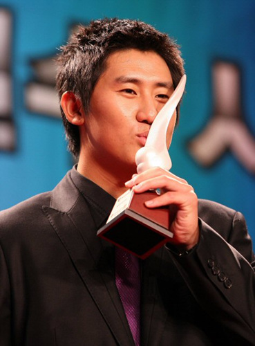 27일 오후 잠실 롯데호텔에서 열린 '2009 CJ마구마구 프로야구 최우수선수(MVP)와 최우수 신인선수 선정 및 각 부문별 시상식'에서 두산 베어스 이용찬이 최우수 신인선수상을 수상 후 기뻐하고 있다. 