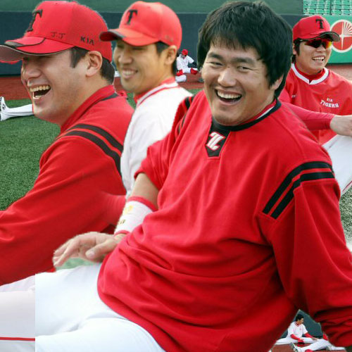  KIA 타이거즈 서재응이 28일 광주 무등경기장 야구장에서 11월 14일 일본 나가사키에서 열리는 '한.일 클럽 챔피언십'을 대비, 훈련을 하며 기아 선수들이 활짝 웃고 있다. 
 