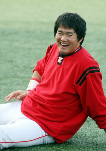 KIA 타이거즈 최희섭이 28일 광주 무등경기장 야구장에서 11월 14일 일본 나가사키에서 열리는 '한.일 클럽 챔피언십'을 대비, 스트레칭을 하며 동료들과 대화 도중 활짝 웃고 있다. 