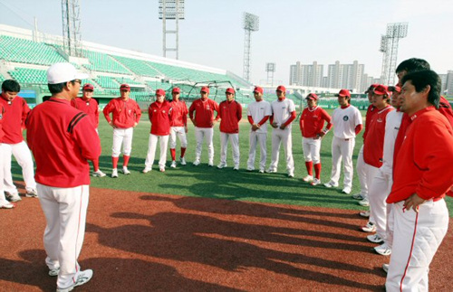 `2009 프로야구 한국시리즈' 우승을 차지한 KIA 타이거즈 선수들이 28일 광주 무등경기장 야구장에 소집돼 11월 14일 일본 나가사키에서 열리는 '한.일 클럽 챔피언십'을 위한 훈련 준비를 하고 있다. 