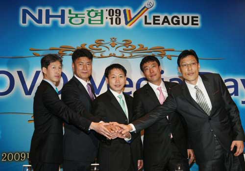 29일 서울 밀레니엄 힐튼 호텔에서 열린 여자프로배구 2009-2010 NH 농협 V리그 미디어데이에서 5개 구단 감독들이 선전을 다짐하고 있다.사진 왼쪽부터 GS칼텍스 이성희 감독,KT&G 박삼용 감독, 현대건설 황현주 감독, 흥국생명 어창선 감독, 한국도로공사 신만근 감독.
 