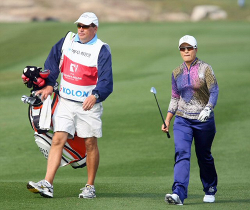 한국 여자골프의 전설 박세리가 29일 인천 영종도 스카이72 바다코스에서 열린 LPGA 투어 하나은행-코오롱챔피언십 프로암대회에서 10번홀 세컨샷을 한 뒤 캐디와 함께 그린을 이동하고 있다. 