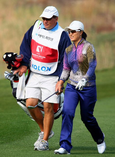 한국 여자골프의 전설 박세리가 29일 인천 영종도 스카이72 바다코스에서 열린 LPGA 투어 하나은행-코오롱챔피언십 프로암대회에서 10번홀 세컨샷을 한 뒤 캐디와 함께 그린을 이동하고 있다. 