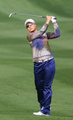 한국 여자골프의 전설 박세리가 29일 인천 영종도 스카이72 바다코스에서 열린 LPGA 투어 하나은행-코오롱챔피언십 프로암대회에서 10번홀 세컨샷을 하고 있다.
 