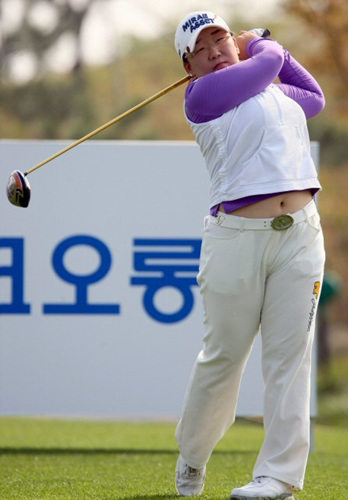 한국여자골프의 지존 신지애가 29일 인천 영종도 스카이72 바다코스에서 열린 LPGA 투어 하나은행-코오롱챔피언십 프로암대회 10번 홀에서 호쾌한 티샷을 하고 있다. 