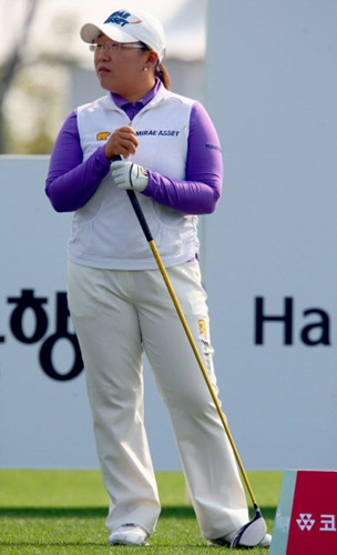 한국여자골프의 지존 신지애가 29일 인천 영종도 스카이72 바다코스에서 열린 LPGA 투어 하나은행-코오롱챔피언십 프로암대회에서 코스를 살피다 캐디와 이야기를 나누고 있다. 