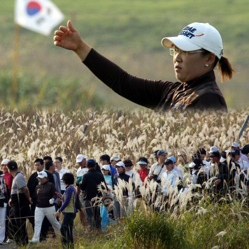 골프 지존과 태극기, 그리고 가을정취
신지애가 LPGA 투어 하나은행-코오롱챔피언십 1라운드를 5언더로 마무리 했다. 30일 인천 스카이72 골프장 오션코스에서 열린 1라운드 18번홀에서 바람의 방향을 확인하고 있다.(위) 신지애와 오초아가 갤러리들의 박수를 받으며 이동하고 있다.(아래)
 