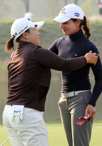 신지애가 LPGA 투어 하나은행-코오롱챔피언십 1라운드를 5언더로 마무리 했다. 30일 인천 스카이72 골프장 오션코스에서 1라운드를 마친 후 로레나 오초아와 인사하고 있다. 오초아는 1언더. 