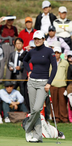 30일 인천 스카이72 골프장 오션코스에서 열린 LPGA 투어 하나은행-코오롱챔피언십 1라운드에서 오초아가 퍼팅을 준비하고 있다. 1라운드 이븐. 
 