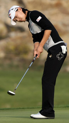 30일 인천 스카이72 골프장 오션코스에서 열린 LPGA 투어 하나은행-코오롱챔피언십 1라운드에서 최나연이 퍼팅을 하고 있다.
 