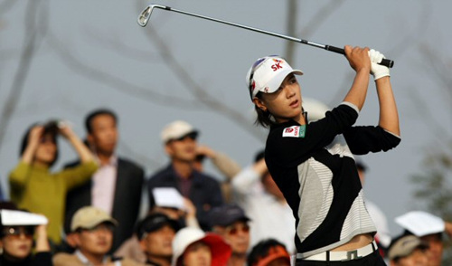 30일 인천 스카이72 골프장 오션코스에서 열린 LPGA 투어 하나은행-코오롱챔피언십 1라운드에서 최나연이 티샷을 하고 있다.
 