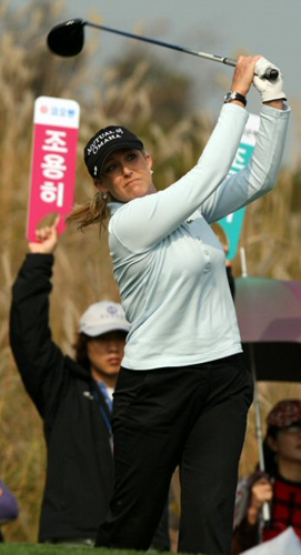 30일 인천 스카이72 골프장 오션코스에서 열린 LPGA 투어 하나은행-코오롱챔피언십 1라운드에서 크리스티 커가 티샷을 하고 있다.
 