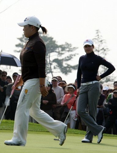 30일 인천 스카이72 골프장 오션코스에서 열린 LPGA 투어 하나은행-코오롱챔피언십 1라운드 9번홀에서 신지애가 한 조로 경기 중인 오초아 앞을 지나고 있다. 