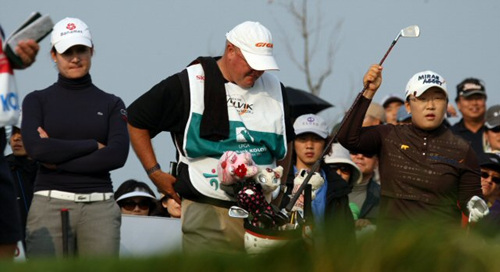 신지애가 LPGA 투어 하나은행-코오롱챔피언십 1라운드를 5언더로 마무리 했다. 30일 인천 스카이72 골프장 오션코스에서 열린 1라운드 17번홀에서 신지애가 티샷을 준비하고 있다. 오초아는 경기가 잘 풀리지 않는 표정이다. 