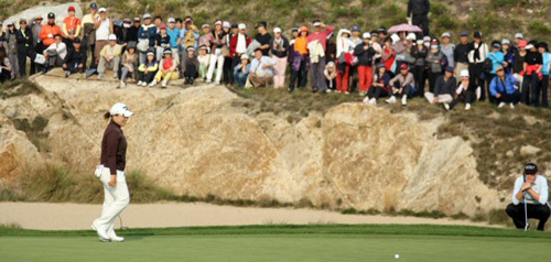 신지애가 LPGA 투어 하나은행-코오롱챔피언십 1라운드를 5언더로 마무리 했다. 30일 인천 스카이72 골프장 오션코스에서 열린 1라운드에서 신지애가 버디 퍼팅을 아깝게 놓치고 있다. 