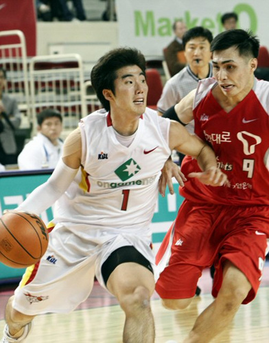 30일 대구실내체육관에서 열린 프로농구 대구 오리온스-서울 SK전에서 오리온스 정재홍(1번)이 SK 주희정(9번)의 마크를 받으며 골밑을 돌파하고 있다.
 