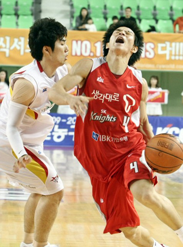 30일 대구실내체육관에서 열린 프로농구 대구 오리온스-서울 SK전에서 SK 변현수(4번)가 드리블하던 중 오리온스 정재홍(1번)의 파울로 공을 놓치고 있다. 
 