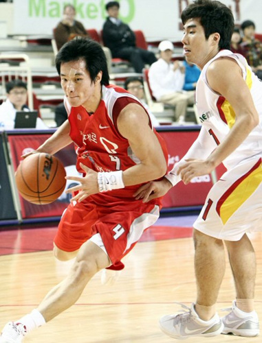 30일 대구실내체육관에서 열린 프로농구 대구 오리온스-서울 SK전에서 SK 변현수(4번)가 오리온스 정재홍(1번)을 따돌리며 골밑을 돌파하고 있다. 
 